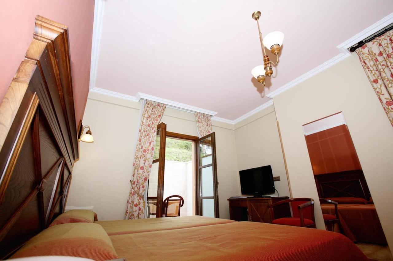 Imperion Hotel Onís Værelse billede