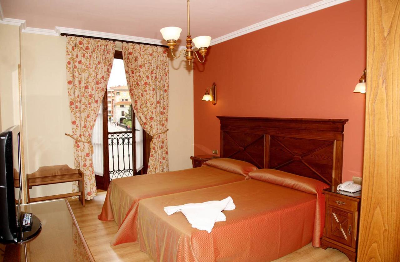 Imperion Hotel Onís Værelse billede